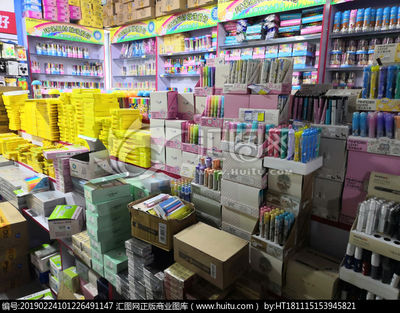 學生學習文化用品與家用電器 現(xiàn)代教育生活的雙重助力